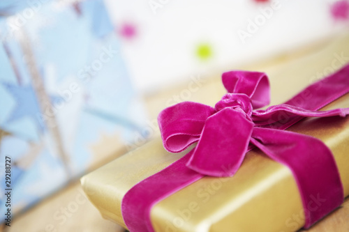Foto: Christmas present wrapped with Velvet Bow, close up Christmas present wrapped with Velvet Bow, close up