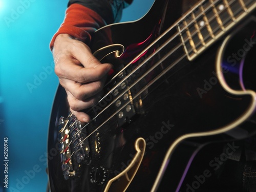 Foto: Bass Guitarist Performing Bass Guitarist Performing