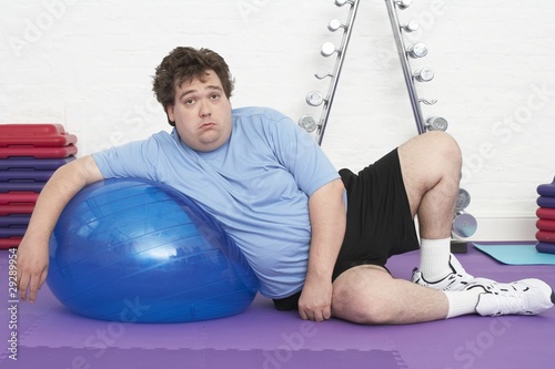 Foto: Overweight Man Doing Gymnastics Overweight Man Doing Gymnastics