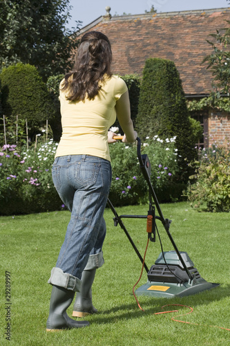 Foto: Woman Mowing Lawn Woman Mowing Lawn