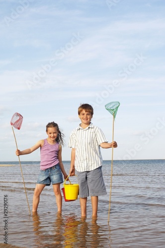 Foto: Girl and Boy Playing at Beach Girl and Boy Playing at Beach