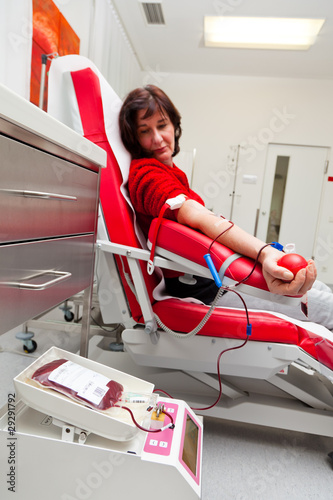 Photo: Blutabnahme beim Blutspenden in Blutlabor Blutabnahme beim Blutspenden in Blutlabor