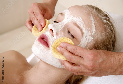 Foto: Woman having a facial treatment in a spa Woman having a facial treatment in a spa