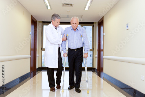 Foto: Doctor helping a disabled Doctor helping a disabled