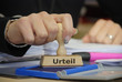 Stempel mit Hand und Urteil