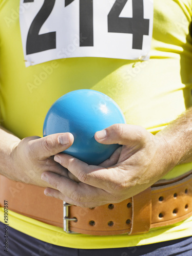 Foto: Athlete holding shot-put ball Athlete holding shot-put ball