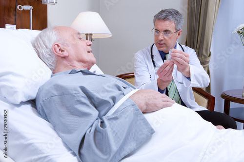 Foto: Doctor explaining about medication Doctor explaining about medication
