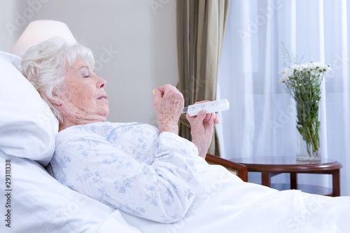 Foto: Senior woman taking pills Senior woman taking pills