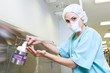Foto: Surgeon washing her hands Surgeon washing her hands