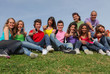grup de copii sau adolescenti cu telefoanele mobile sau celulare