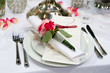 Gedeckte Festtafel mit Rosendekoration