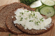 Vollkornbrot mit Frischkäse
