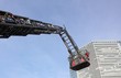 Foto: Drehleiter vor Hochhaus Drehleiter vor Hochhaus