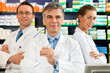 Apotheker Team in der Apotheke vor Medikamenten