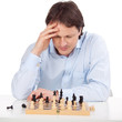 konzentrierter mann beim schach
