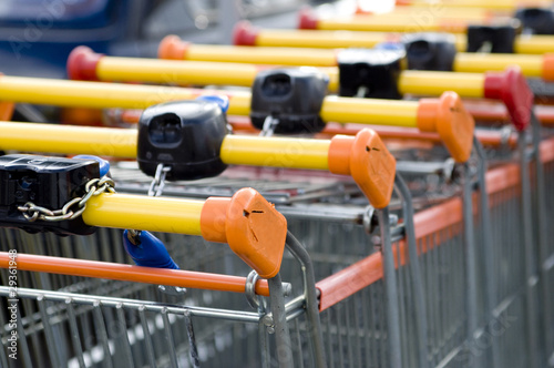 Photo: Chariots au Supermarché Consommation Chariots au Supermarché Consommation