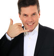 Attraktiver Mann mit kommunikativer Geste.