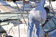 homme debout qui nettoie son bâteau au port homme debout qui nettoie son bâteau au port