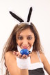 Foto: Sexy Bunny mit einem blauen Osterei Sexy Bunny mit einem blauen Osterei