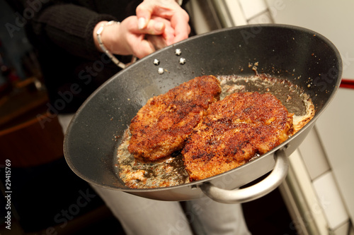 Photo: Paniertes Schnitzel in der Pfanne Paniertes Schnitzel in der Pfanne
