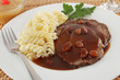 Rheinischer Sauerbraten mit Nudeln und Apfelmus