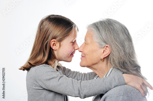 Foto: Enkelin und Oma schauen sich an Enkelin und Oma schauen sich an