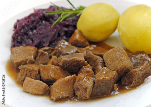 Photo: Gulasch mit Kartoffeln und Rotkohl Gulasch mit Kartoffeln und Rotkohl