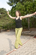junge Frau auf der Slackline