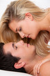 Paar im Bett bei Sex und Zärtlichkeit. Liebe und E