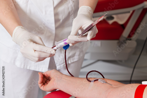 Photo: Blutabnahme beim Blutspenden in Blutlabor Blutabnahme beim Blutspenden in Blutlabor