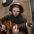 Gitarrist im Tonstudio