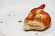 Angebissene Brezel auf Teller