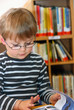 Junge in der Bibliothek