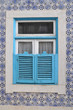 Fenêtre entourée d'azulejos dans l'Alfama à Lisbonne, Portugal Fenêtre entourée d'azulejos dans l'Alfama à Lisbonne, Portugal