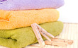pile de serviette de toilette et épingles