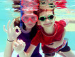 Enfants nageant sous l'eau
