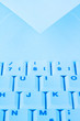 Computer Tastatur und Kuvert. E-mail.