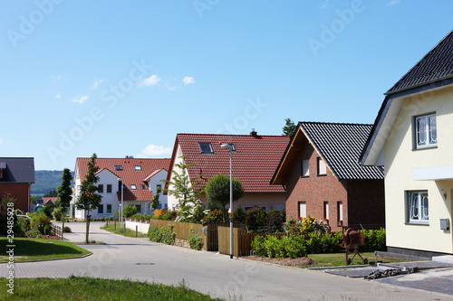 Foto: Straßenzug mit Neubauten Straßenzug mit Neubauten