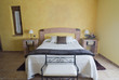 Dormitorio en tonos ocres.