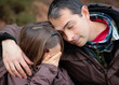 père consolant son enfant