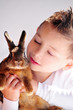 Kind mit Hase