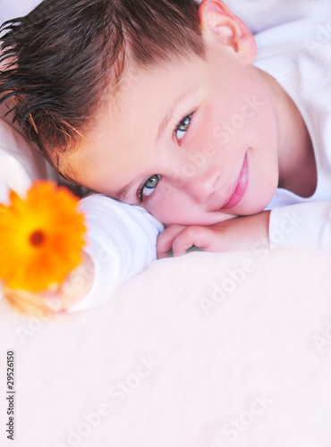 Foto: Kind mit Blume Kind mit Blume
