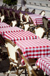 tables françaises à carreaux typiques