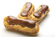 Trois éclair au chocolat sur fond blanc