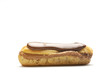 Un éclair au chocolat sur fond blanc Un éclair au chocolat sur fond blanc