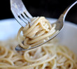 pâtes spaghettis sauce cèpes parmesan cuillière et fourchette pâtes spaghettis sauce cèpes parmesan cuillière et fourchette