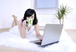 Junge Frau mit Laptop