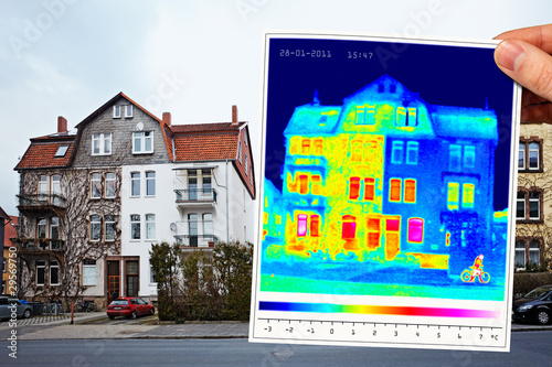 Foto: thermal imaging of a half isolated apartment building thermal imaging of a half isolated apartment building