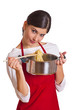Frau mit Pasta im Topf in den Händen