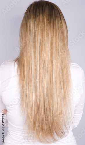 Photo: femme aux cheveux longs blonds femme aux cheveux longs blonds